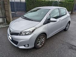 Argento Usata 2014 Toyota Yaris Lounge Tre volumi | 9299 € (Buon prezzo)