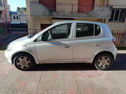Grigio Usata 2001 Toyota Yaris Tre volumi | 3200 €