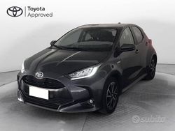 Grigio Usata 2023 Toyota Yaris Hybrid Trend Tre volumi | 19.900 € (Buon prezzo)