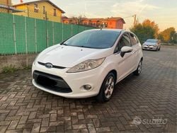 Bianco Usata 2010 Ford Fiesta Titanium Tre volumi | 3950 € (Buon prezzo)
