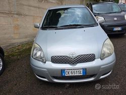 Grigio Usata 2003 Toyota Yaris Tre volumi | 1800 € (Buon prezzo)