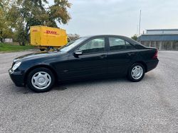 Blu Usata 2004 Mercedes C220 Classic Tre volumi | 3900 € (Buon prezzo)