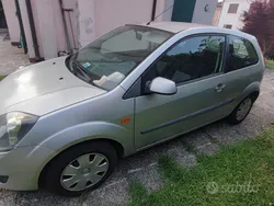 Grigio Usata 2006 Ford Fiesta Ghia Due volumi | 2200 € (Ottimo prezzo)