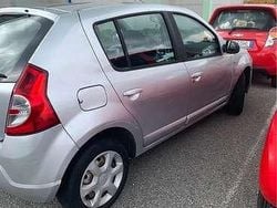 Argento Usata 2009 Dacia Sandero Ambiance Due volumi | 2500 € (Buon prezzo)