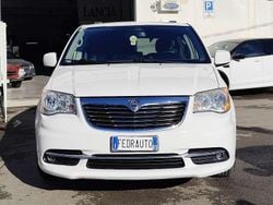 Bianco gelato Usata 2013 Lancia Voyager Platinum Monovolume | 11.498 € (Buon prezzo)