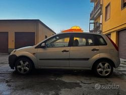 Grigio Usata 2006 Ford Fiesta Ghia Tre volumi | 900 € (Super prezzo)
