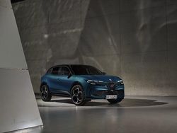 Grigio Nuova 2025 Alfa Romeo Junior Edizione Speciale SUV | 32.990 € (Cara)