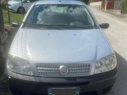 Grigio Usata 2010 Fiat Punto Tre volumi | 2600 € (Buon prezzo)