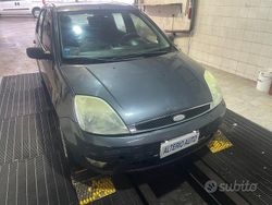 Grigio Usata 2004 Ford Fiesta Ghia Tre volumi | 899 € (Ottimo prezzo)