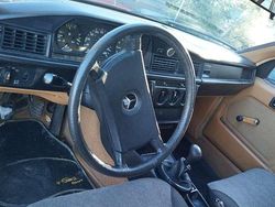 Arancione Usata 1983 Mercedes 190 Tre volumi | 3500 €