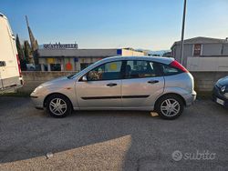 Usata 2001 Ford Focus Tre volumi | 1600 € (Buon prezzo)