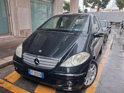 Nero Usata 2007 Mercedes A180 Tre volumi | 2000 €
