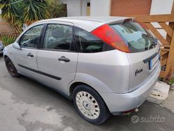 Grigio Usata 2001 Ford Focus Tre volumi | 400 € (Ottimo prezzo)