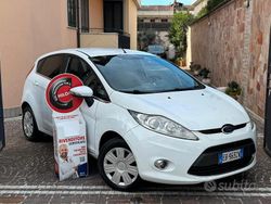 Bianco Usata 2010 Ford Fiesta Titanium Tre volumi | 2450 € (Ottimo prezzo)