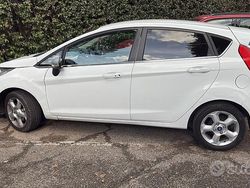 Usata 2011 Ford Fiesta Tre volumi | 3900 € (Buon prezzo)