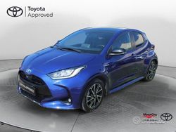 Blu Usata 2021 Toyota Yaris Hybrid Lounge Tre volumi | 16.900 € (Buon prezzo)