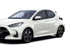 Bianco Nuova 2025 Toyota Yaris Hybrid Trend Tre volumi | 22.400 € (Buon prezzo)