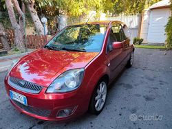 Rosso Usata 2006 Ford Fiesta Tre volumi | 2500 € (Buon prezzo)
