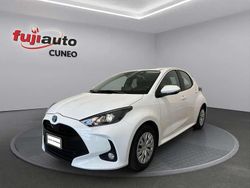 Suoer white gloss Usata 2023 Toyota Yaris Hybrid Active Due volumi | 15.900 € (Ottimo prezzo)