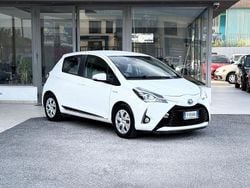Bianco Usata 2018 Toyota Yaris Hybrid Tre volumi | 10.900 € (Buon prezzo)