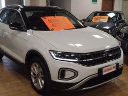 Pure white/nero / pastello Usata 2023 VW T-Roc Style SUV | 24.800 € (Buon prezzo)