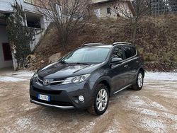 Grigio Usata 2015 Toyota RAV4 Lounge Station wagon | 13.900 € (Cara)
