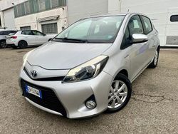 Grigio Usata 2013 Toyota Yaris Hybrid Tre volumi | 7900 € (Buon prezzo)