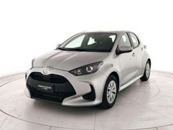 Silver met Usata 2025 Toyota Yaris Hybrid Active Tre volumi | 18.900 € (Super prezzo)