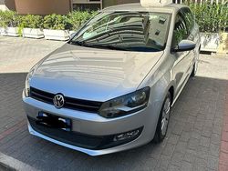 Grigio Usata 2012 VW Polo Comfortline Tre volumi | 5000 € (Buon prezzo)