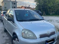 Grigio Usata 2000 Toyota Yaris Sol Tre volumi | 2000 € (Buon prezzo)