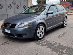 Grigio Usata 2004 Audi A3 Attraction Tre volumi | 2500 € (Buon prezzo)
