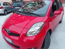 Rosso Usata 2010 Toyota Yaris Sol Tre volumi | 4100 € (Buon prezzo)