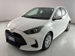 Super white gloss Usata 2025 Toyota Yaris Hybrid Active Tre volumi | 19.400 € (Super prezzo)