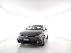 Smoky grey metallizzato Usata 2023 VW Polo Life Tre volumi | 17.900 € (Buon prezzo)