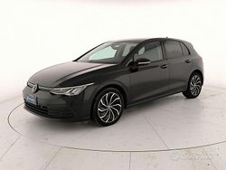 Deep black perlato Usata 2023 VW Golf VIII Life Tre volumi | 21.900 € (Buon prezzo)