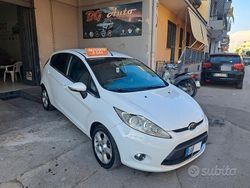 Bianco Usata 2010 Ford Fiesta Titanium Due volumi | 3999 € (Buon prezzo)