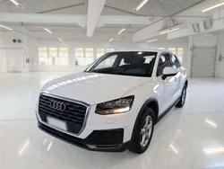Grigio argento met Usata 2020 Audi Q2 Business SUV | 20.800 € (Buon prezzo)