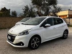 Bianco Usata 2015 Peugeot 208 Allure Due volumi | 6600 € (Buon prezzo)