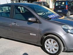 Grigio Usata 2011 Renault Clio II Dynamique Tre volumi | 4500 € (Buon prezzo)