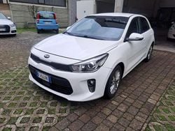 Bianco Usata 2017 Kia Rio Tre volumi | 8350 € (Buon prezzo)