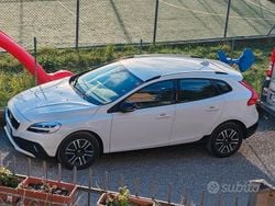 Bianco Usata 2018 Volvo V40 CC Station wagon | 15.000 € (Molto cara)