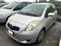 Grigio Usata 2007 Toyota Yaris Sol Tre volumi | 3900 € (Buon prezzo)