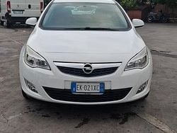 Bianco Usata 2011 Opel Astra Tre volumi | 2999 € (Buon prezzo)