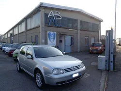 Argento Usata 2001 VW Golf IV Highline Tre volumi | 1990 € (Ottimo prezzo)