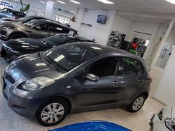 Grigio Usata 2009 Toyota Yaris Tre volumi | 3900 € (Buon prezzo)