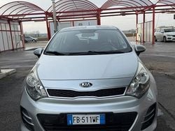 Grigio Usata 2016 Kia Rio Tre volumi | 5999 € (Buon prezzo)