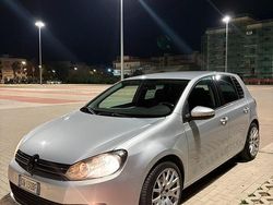 Grigio Usata 2009 VW Golf VI Highline Tre volumi | 5200 € (Buon prezzo)