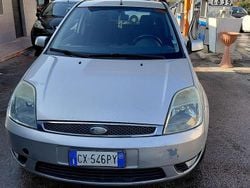 Grigio Usata 2005 Ford Fiesta Ghia Tre volumi | 1300 € (Ottimo prezzo)