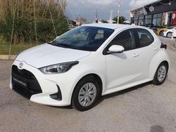 Super white Usata 2025 Toyota Yaris Hybrid Active Tre volumi | 18.000 € (Super prezzo)