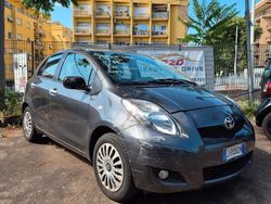 Grigio Usata 2011 Toyota Yaris Sol Tre volumi | 4900 € (Buon prezzo)